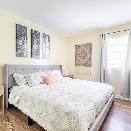 *Cool Crib * King Bed * Long Term Stays * Duke*